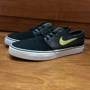 Nike SB Stefan Janoski Sneakers - Black/Gold